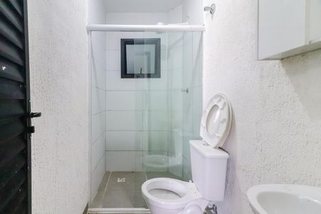 Banheiro de kitnet/studio para alugar com 1 quarto, 24m² em Jardim Ester, São Paulo
