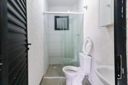 Banheiro de kitnet/studio para alugar com 1 quarto, 24m² em Jardim Ester, São Paulo