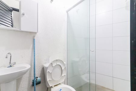 Banheiro de apartamento para alugar com 1 quarto, 24m² em Jardim Ester, São Paulo
