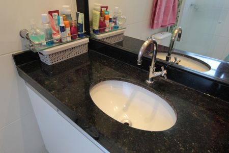 Apartamento à venda com 74m², 2 quartos e 2 vagasBanheiro da Suíte