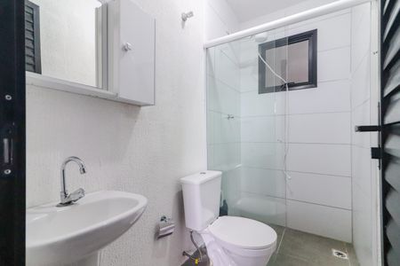 Banheiro de kitnet/studio para alugar com 1 quarto, 24m² em Jardim Ester, São Paulo