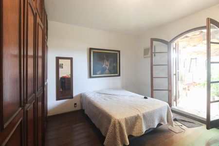 Casa à venda com 360m², 3 quartos e 3 vagas Casa à venda com 360m², 3 quartos e 3 vagasQuarto