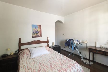 Casa à venda com 360m², 3 quartos e 3 vagas Casa à venda com 360m², 3 quartos e 3 vagasSuíte