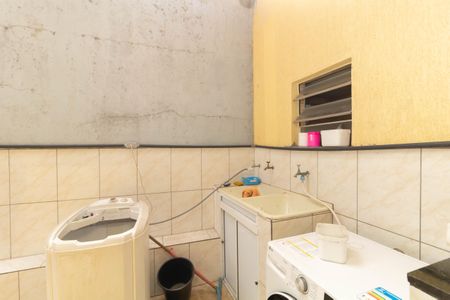 Casa à venda com 180m², 4 quartos e 5 vagas Casa à venda com 180m², 4 quartos e 5 vagasTerraço