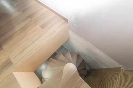 Casa à venda com 180m², 4 quartos e 5 vagas Casa à venda com 180m², 4 quartos e 5 vagasEscada