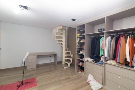 Casa à venda com 180m², 4 quartos e 5 vagas Casa à venda com 180m², 4 quartos e 5 vagasCloset