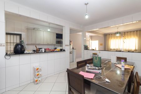 Casa à venda com 180m², 4 quartos e 5 vagas Casa à venda com 180m², 4 quartos e 5 vagasSala