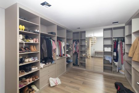 Casa à venda com 180m², 4 quartos e 5 vagas Casa à venda com 180m², 4 quartos e 5 vagasCloset