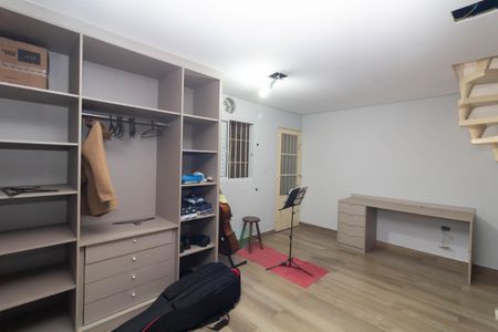 Casa à venda com 180m², 4 quartos e 5 vagas Casa à venda com 180m², 4 quartos e 5 vagasCloset