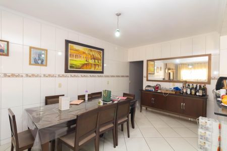 Casa à venda com 180m², 4 quartos e 5 vagas Casa à venda com 180m², 4 quartos e 5 vagasSala