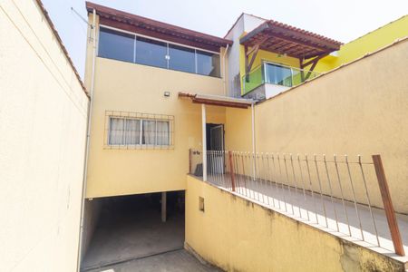 Casa à venda com 180m², 4 quartos e 5 vagas Casa à venda com 180m², 4 quartos e 5 vagasEntrada