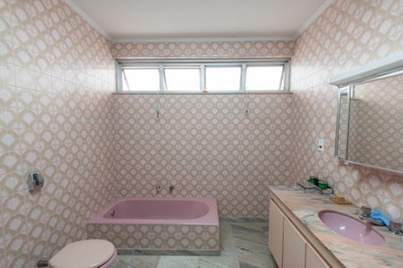 Casa à venda com 259m², 3 quartos e 3 vagas Casa à venda com 259m², 3 quartos e 3 vagasBanheiro da suíte 1