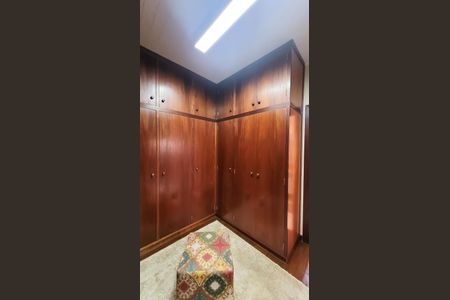 Casa de condomínio à venda com 350m², 4 quartos e 4 vagas Casa de condomínio à venda com 350m², 4 quartos e 4 vagasCloset Suite 3