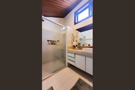 Casa de condomínio à venda com 350m², 4 quartos e 4 vagas Casa de condomínio à venda com 350m², 4 quartos e 4 vagasBanheiro Suite 3