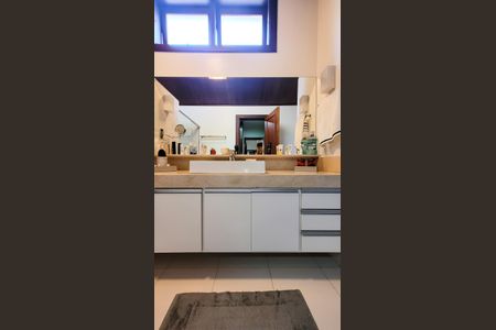 Casa de condomínio à venda com 350m², 4 quartos e 4 vagas Casa de condomínio à venda com 350m², 4 quartos e 4 vagasBanheiro Suite 3