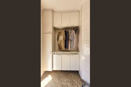 Casa de condomínio à venda com 350m², 4 quartos e 4 vagas Casa de condomínio à venda com 350m², 4 quartos e 4 vagasÁrea de Serviço