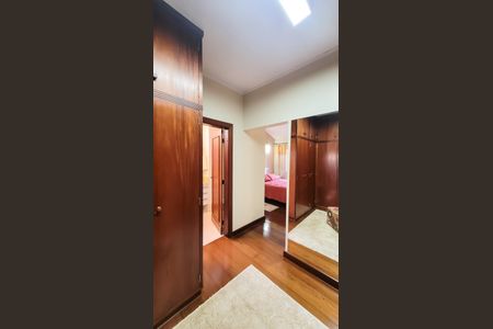 Casa de condomínio à venda com 350m², 4 quartos e 4 vagas Casa de condomínio à venda com 350m², 4 quartos e 4 vagasCloset Suite 3