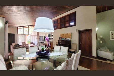 Casa de condomínio à venda com 350m², 4 quartos e 4 vagas Casa de condomínio à venda com 350m², 4 quartos e 4 vagasSala