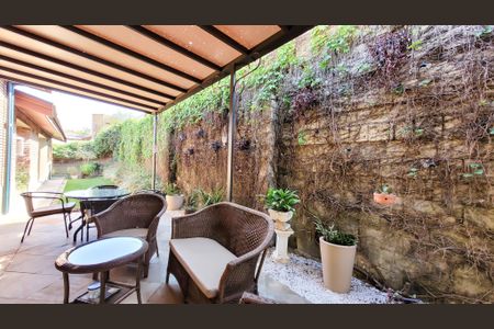 Casa de condomínio à venda com 350m², 4 quartos e 4 vagas Casa de condomínio à venda com 350m², 4 quartos e 4 vagasÁrea externa