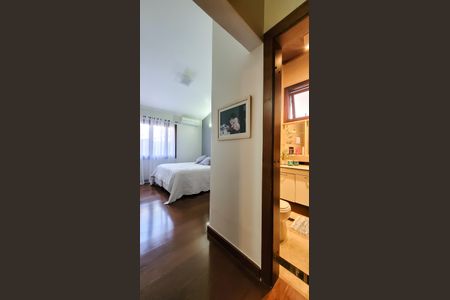 Casa de condomínio à venda com 350m², 4 quartos e 4 vagas Casa de condomínio à venda com 350m², 4 quartos e 4 vagasSuite 2