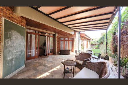 Casa de condomínio à venda com 350m², 4 quartos e 4 vagas Casa de condomínio à venda com 350m², 4 quartos e 4 vagasÁrea externa