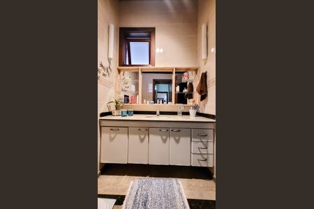 Casa de condomínio à venda com 350m², 4 quartos e 4 vagas Casa de condomínio à venda com 350m², 4 quartos e 4 vagasBanheiro Suite 2