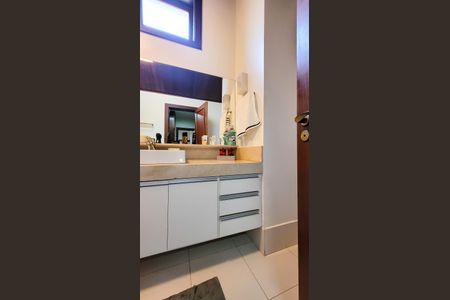 Casa de condomínio à venda com 350m², 4 quartos e 4 vagas Casa de condomínio à venda com 350m², 4 quartos e 4 vagasBanheiro Suite 3