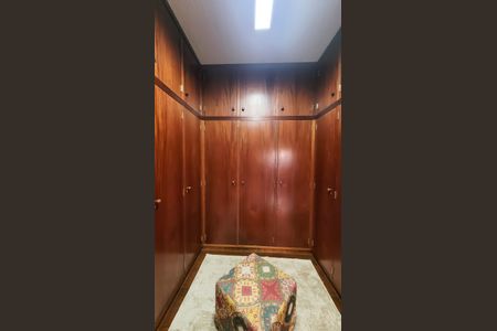 Casa de condomínio à venda com 350m², 4 quartos e 4 vagas Casa de condomínio à venda com 350m², 4 quartos e 4 vagasCloset Suite 3