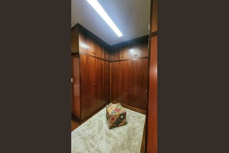 Casa de condomínio à venda com 350m², 4 quartos e 4 vagas Casa de condomínio à venda com 350m², 4 quartos e 4 vagasCloset Suite 3