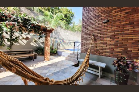 Casa de condomínio à venda com 350m², 4 quartos e 4 vagas Casa de condomínio à venda com 350m², 4 quartos e 4 vagasÁrea externa