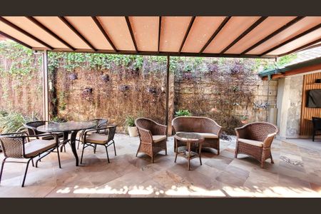 Casa de condomínio à venda com 350m², 4 quartos e 4 vagas Casa de condomínio à venda com 350m², 4 quartos e 4 vagasÁrea externa