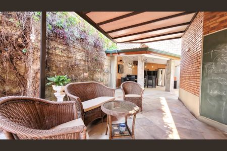 Casa de condomínio à venda com 350m², 4 quartos e 4 vagas Casa de condomínio à venda com 350m², 4 quartos e 4 vagasÁrea externa