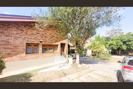 Casa de condomínio à venda com 350m², 4 quartos e 4 vagas Casa de condomínio à venda com 350m², 4 quartos e 4 vagasFachada