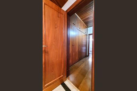 Casa de condomínio à venda com 350m², 4 quartos e 4 vagas Casa de condomínio à venda com 350m², 4 quartos e 4 vagasCloset Suite 2