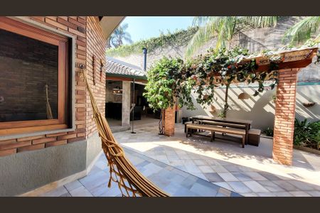 Casa de condomínio à venda com 350m², 4 quartos e 4 vagas Casa de condomínio à venda com 350m², 4 quartos e 4 vagasÁrea externa