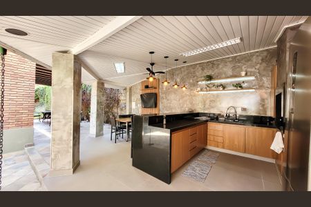 Casa de condomínio à venda com 350m², 4 quartos e 4 vagas Casa de condomínio à venda com 350m², 4 quartos e 4 vagasÁrea gourmet