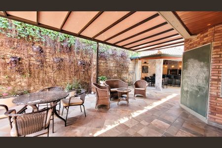 Casa de condomínio à venda com 350m², 4 quartos e 4 vagas Casa de condomínio à venda com 350m², 4 quartos e 4 vagasÁrea externa