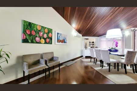 Casa de condomínio à venda com 350m², 4 quartos e 4 vagas Casa de condomínio à venda com 350m², 4 quartos e 4 vagasSala