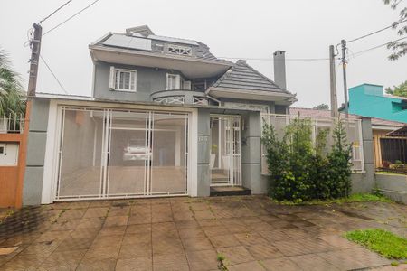 Casa à venda com 330m², 4 quartos e 4 vagas Casa à venda com 330m², 4 quartos e 4 vagasFachada