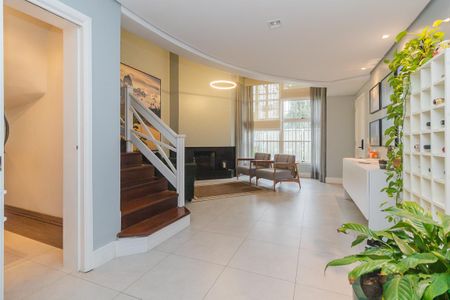 Casa à venda com 330m², 4 quartos e 4 vagas Casa à venda com 330m², 4 quartos e 4 vagasSala