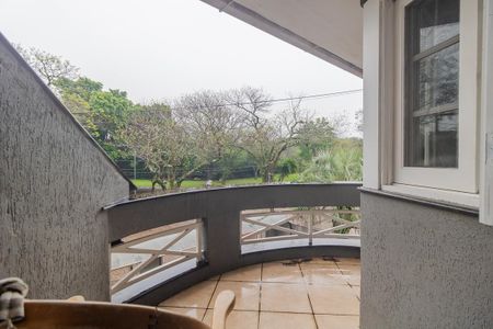 Casa à venda com 330m², 4 quartos e 4 vagas Casa à venda com 330m², 4 quartos e 4 vagasVaranda