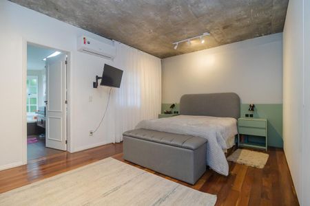 Casa à venda com 330m², 4 quartos e 4 vagas Casa à venda com 330m², 4 quartos e 4 vagasSuíte