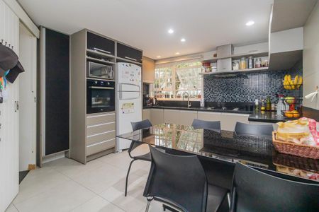 Casa à venda com 330m², 4 quartos e 4 vagas Casa à venda com 330m², 4 quartos e 4 vagasCozinha