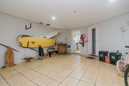 Casa à venda com 330m², 4 quartos e 4 vagas Casa à venda com 330m², 4 quartos e 4 vagasGaragem