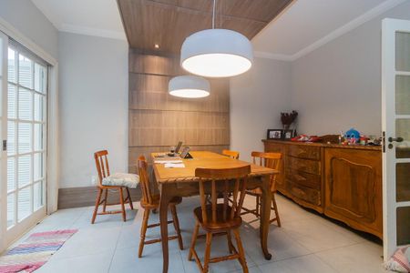 Casa à venda com 330m², 4 quartos e 4 vagas Casa à venda com 330m², 4 quartos e 4 vagasSala de Jantar