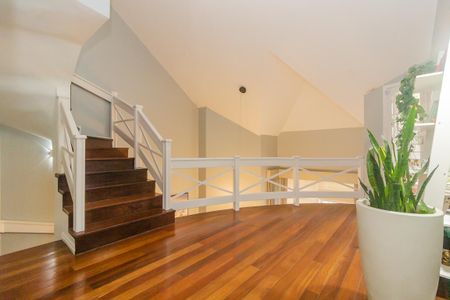 Casa à venda com 330m², 4 quartos e 4 vagas Casa à venda com 330m², 4 quartos e 4 vagasSaleta