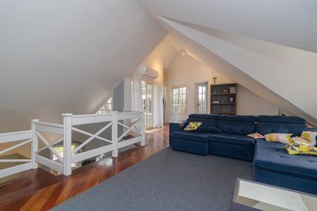 Casa à venda com 330m², 4 quartos e 4 vagas Casa à venda com 330m², 4 quartos e 4 vagasSótão