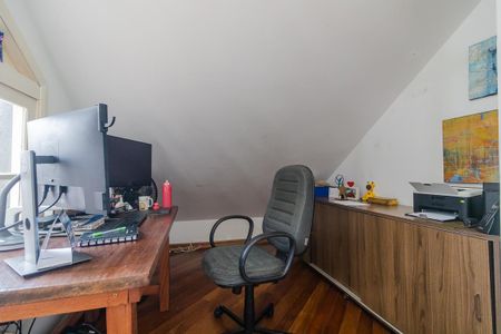 Casa à venda com 330m², 4 quartos e 4 vagas Casa à venda com 330m², 4 quartos e 4 vagasEscritório