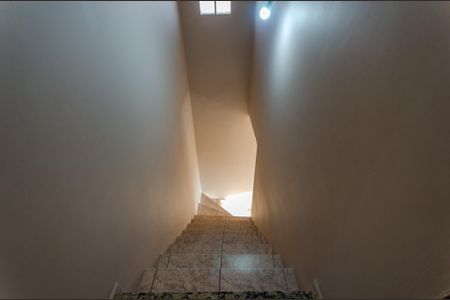 Escada de casa para alugar com 3 quartos, 181m² em Vila Serralheiro, São Paulo