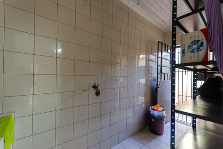 Área de Serviço de casa para alugar com 3 quartos, 181m² em Vila Serralheiro, São Paulo